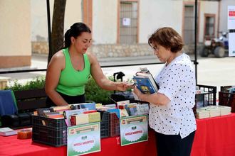 Fuentenovilla convierte de nuevo la Plaza Mayor en una gran biblioteca al aire libre