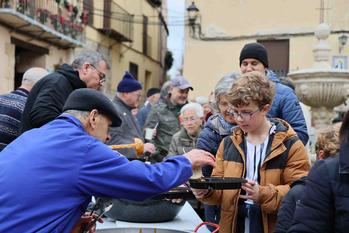 El sabor de la tradición llena la Plaza de los Cuatro Caños en el XII Concurso de Gachas de Pastrana