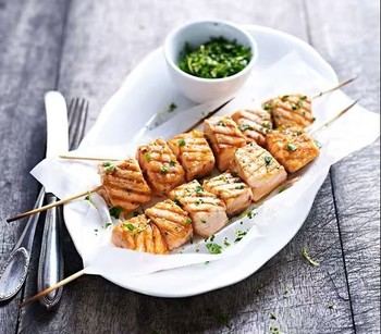 Las barbacoas de pescado: la nueva tendencia saludable del verano en España