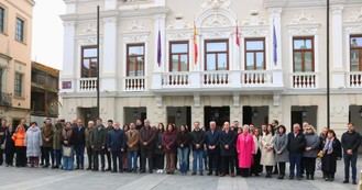 Guadalajara rinde homenaje a las víctimas del accidente de Adamuz con un minuto de silencio