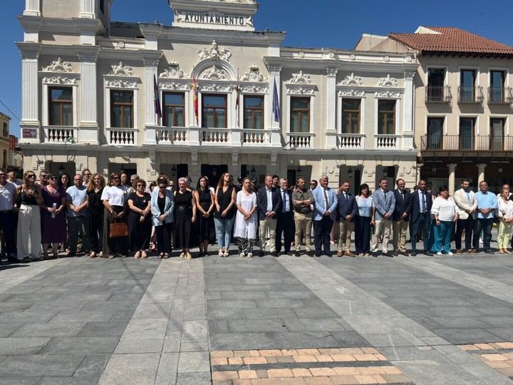 Guadalajara rinde homenaje a víctima de violencia de género con un minuto de silencio