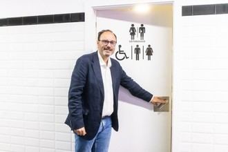 Guadalajara añade dos aseos adaptados para personas ostomizadas en su red municipal