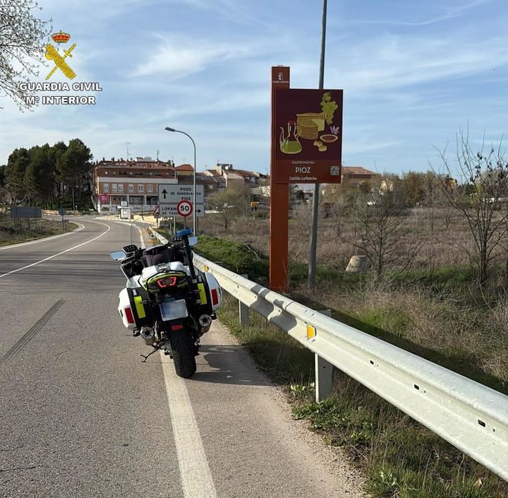 La Guardia Civil de Guadalajara detiene a tres personas que circulaban con un vehículo sustraído tras darse a la fuga en un control de alcoholemia y saludar a los agentes