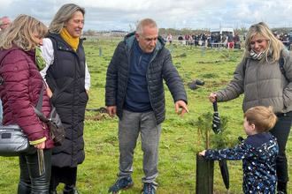 La alcaldesa de Guadalajara, Ana Guarinos, participa en la plantación de árboles en la finca de Castillejos con la actividad 