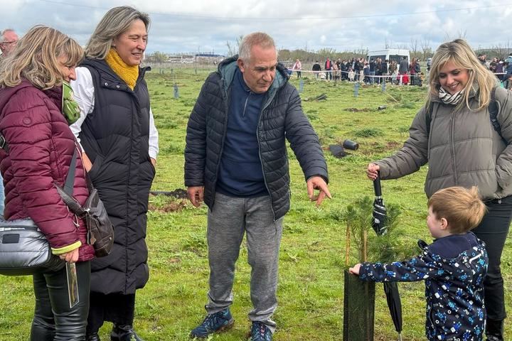 La alcaldesa de Guadalajara, Ana Guarinos, participa en la plantación de árboles en la finca de Castillejos con la actividad 