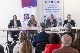 Guarinos resalta el papel clave de funcionarios locales y pide financiación más equitativa