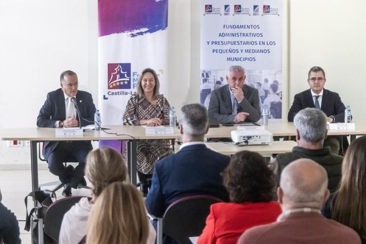 Guarinos resalta el papel clave de funcionarios locales y pide financiación más equitativa