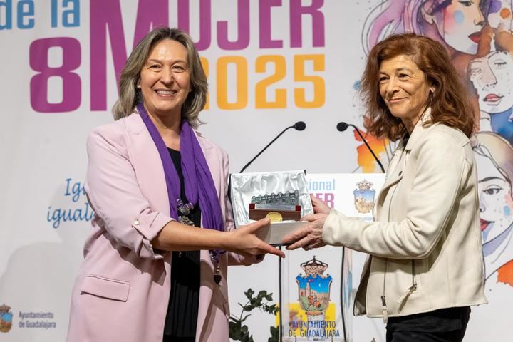 Ana Guarinos reivindica a las mujeres libres, independientes y valientes en el acto institucional del Día de la Mujer