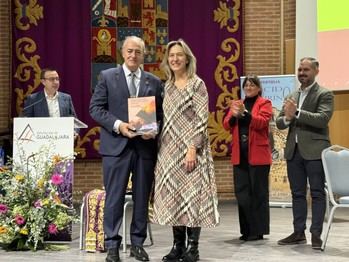 Presentan libro homenaje a 35 años de la Tertulia del Cocido Taurino 'Saleri II'