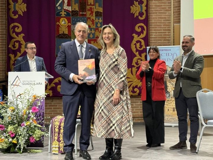 Presentan libro homenaje a 35 años de la Tertulia del Cocido Taurino 'Saleri II'