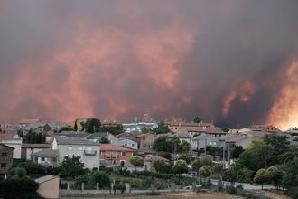 El incendio de La Mierla está atravesando cortafuegos de hasta 40 metros y sigue lejos de estar controlado