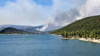 El incendio de La Mierla puede tardar días en estabilizarse aunque apenas avanza
