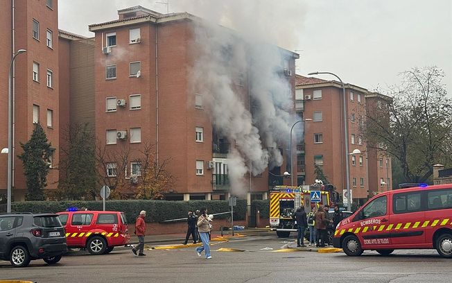 Extinguido el incendio en un bloque de viviendas de Toledo que ha causado al menos 8 personas hospitalizadas