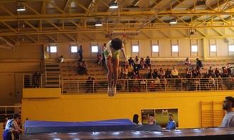 Casi 350 gimnastas brillan en el Polideportivo San Blas