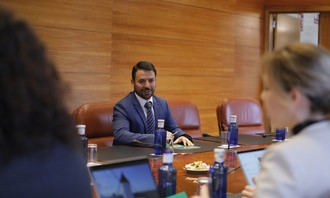 Page sigue mintiendo a todos. Mientras presume de oponerse públicamente al reparto de inmigrantes ilegales, la Junta de Comunidades que él preside los acoge en silencio en centros, hoteles y casas rurales repartidos por toda Castilla-La Mancha,