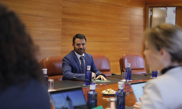 Page sigue mintiendo a todos. Mientras presume de oponerse públicamente al reparto de inmigrantes ilegales, la Junta de Comunidades que él preside los acoge en silencio en centros, hoteles y casas rurales repartidos por toda Castilla-La Mancha,