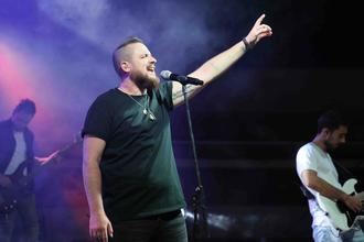 Javier Matía y Desorden iluminan con música la noche el Verano Cultural de Almonacid de Zorita