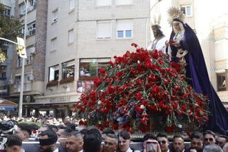 Miles de personas y cientos de claveles rojos arropan a Jesús Cautivo en Málaga