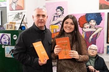 Camino Olivares Hernández presenta su primer poemario en Madrid con el apoyo de José Luis Vega