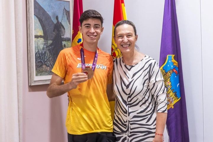 Jaime Migallón es recibido por la alcaldesa de Guadalajara tras ganar bronce en Europa