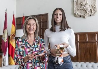 La alcaldesa de Guadalajara homenajea a Lena Moreno por su medalla de oro en taekwondo