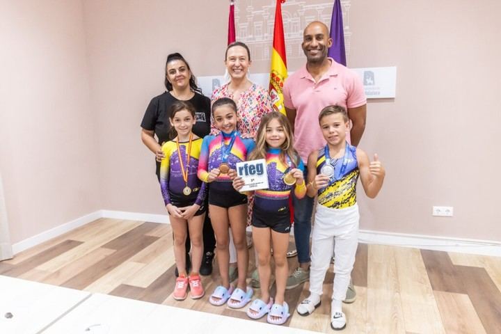 Alcaldesa de Guadalajara celebra logros de jóvenes gimnastas medallistas