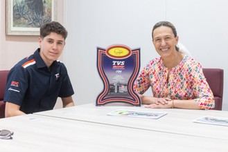 Luis Miguel López, joven piloto de motociclismo, es recibido por la alcaldesa de Guadalajara