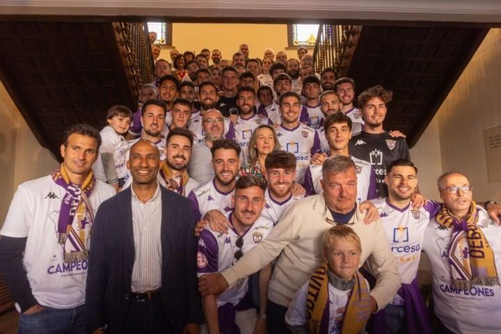 Guadalajara celebra el ascenso del Deportivo con una fiesta en la Plaza Mayor