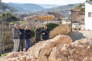 Intervención urgente en Pastrana para asegurar la calle Hocino tras desprendimiento de rocas