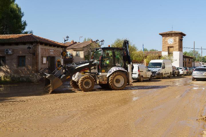 Brigadas de la Diputación limpian calles afectadas por tormentas en Valdeaveruelo y Torrejón del Rey