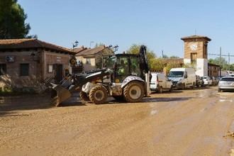 Brigadas de la Diputación limpian calles afectadas por tormentas en Valdeaveruelo y Torrejón del Rey