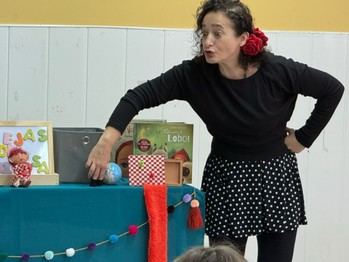 Luisa Aguilar motiva a estudiantes en Quer con su literatura infantil