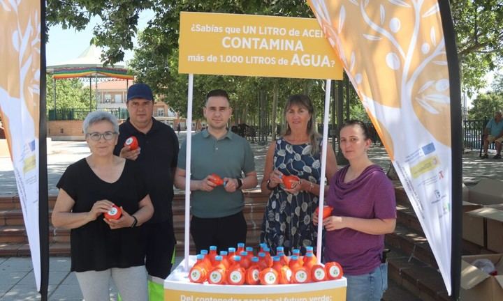 Cabanillas recibe embudos para el reciclaje de aceite usado