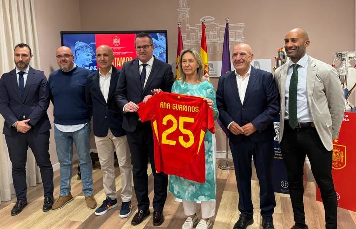 La alcaldesa destaca el compromiso de la ciudad con el deporte y el orgullo de recibir a la Rojilla en el Pedro Escartín
