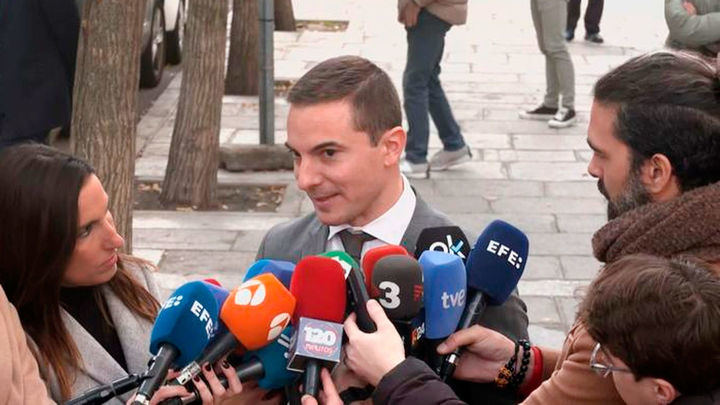 Lobato renunciará a su sueldo como senador y se reincorporará a la Agencia Tributaria