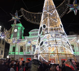 La Plaza Mayor se llena de magia en el encendido navideño que marca el inicio de unas fiestas únicas en Guadalajara