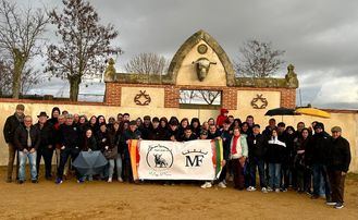 La Peña Taurina Los Encinares de Málaga del Fresno visita la ganadería salmantina de Valdefresno