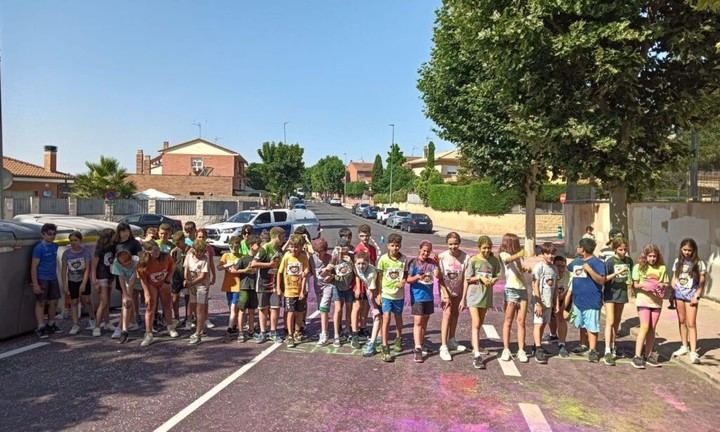 Más de 400 niños participan en la Carrera Holi por la ELA en Cabanillas