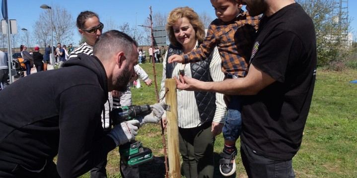 Más de 60 niños plantan árboles con sus nombres en Alovera