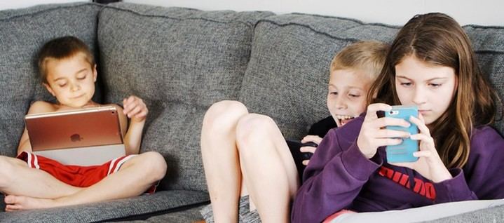 El uso excesivo de pantallas en niños afecta su sueño y salud emocional