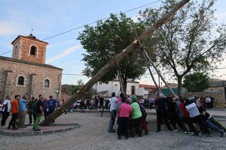 Fuentenovilla alza a pulso un mayo de 23 metros y más de 2000 kilos