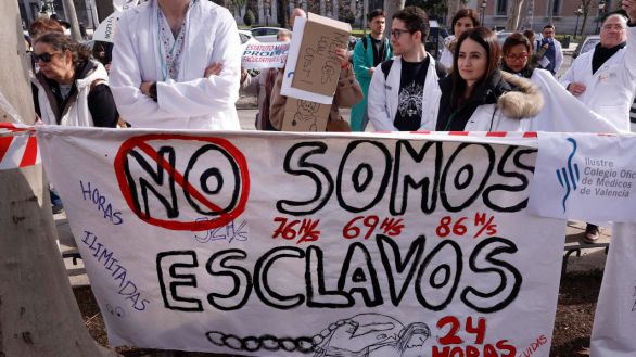 Médicos de toda España se manifiestan contra la ministra de Sanidad con el lema 
