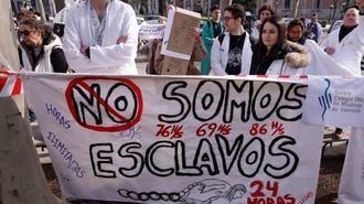 Médicos de toda España se manifiestan contra la ministra de Sanidad con el lema "Mónica, dimite, el médico no te admite"