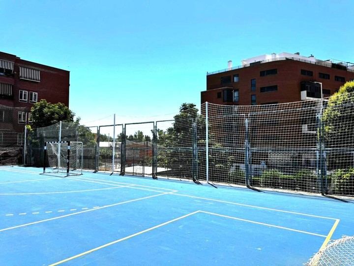 Nueva red de protección en la pista polideportiva del Barrio de los Manantiales