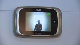 Mirillas electrónicas para 'vigilar' a los vecinos: el juzgado les condena a pagar 300 euros a cada uno