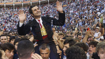 Una Beneficencia sin el rey en el palco pero con el rey del toreo por la Puerta Grande