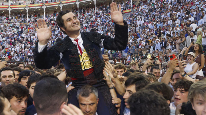 Una Beneficencia sin el rey en el palco pero con el rey del toreo por la Puerta Grande