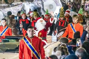 Guadalajara celebra el Gran Desfile de Papá Noel con música y alegría