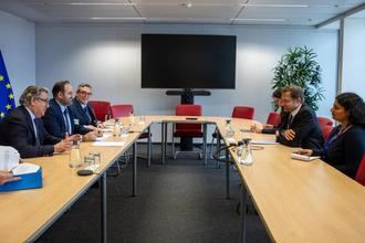 Núñez presenta ante Christophe Hansen posibles soluciones para la agricultura y la ganadería, sectores vitales en Castilla La Mancha