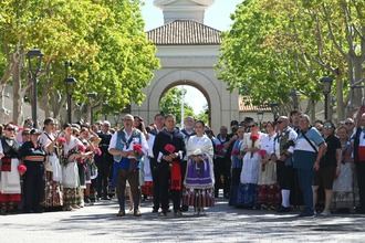 Cerca de 30.000 personas participan en la ofrenda floral a la Virgen de Los Llanos en Albacete